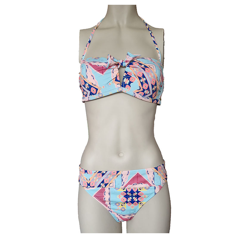 ensemble bikini bandeau DE LA MARQUE: ROXY
Ensemble bikini bandeau pour femme en matière
douce avec bonnets 